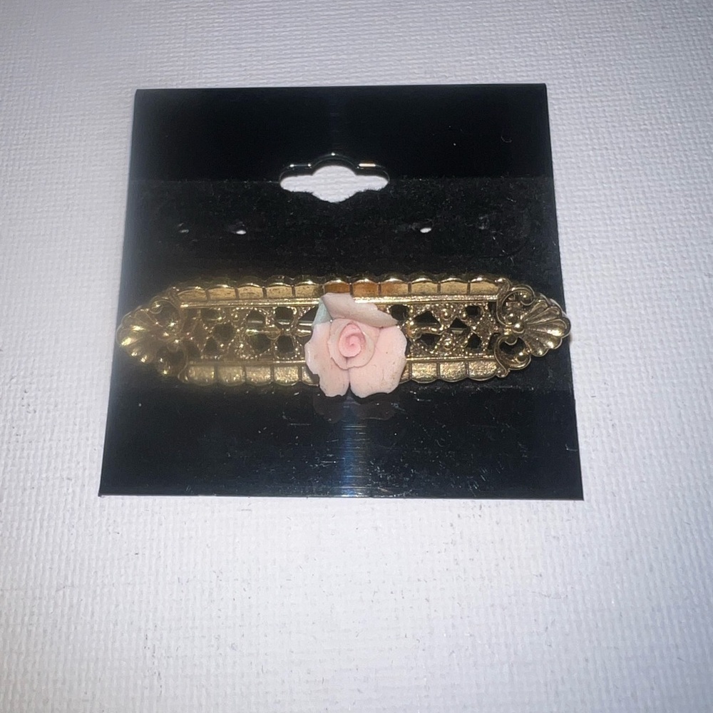 ♦️‎ Beautiful Single Porcelain Rose set in an Ornate Gold tone Bar Brooch. Used